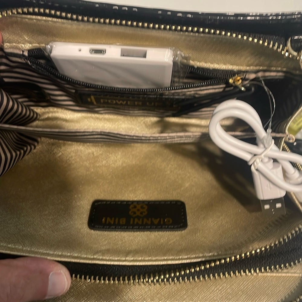 Gianni Bini NWT🖤 Charged up purse with Power Bank - Picture 9 of 17